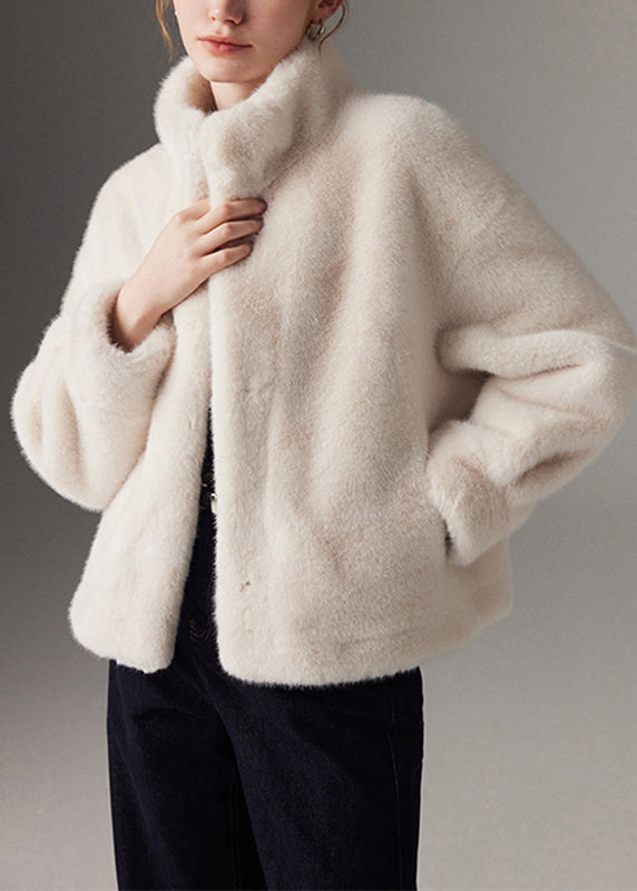 Abrigo moderno de terciopelo de visón con cuello alto blanco para invierno