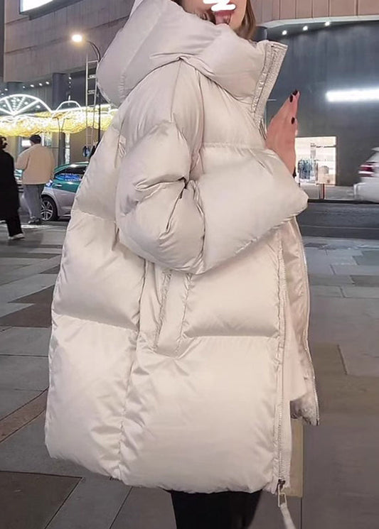 Abrigo de invierno con capucha gruesa y bolsillos de cuello alto blanco moderno
