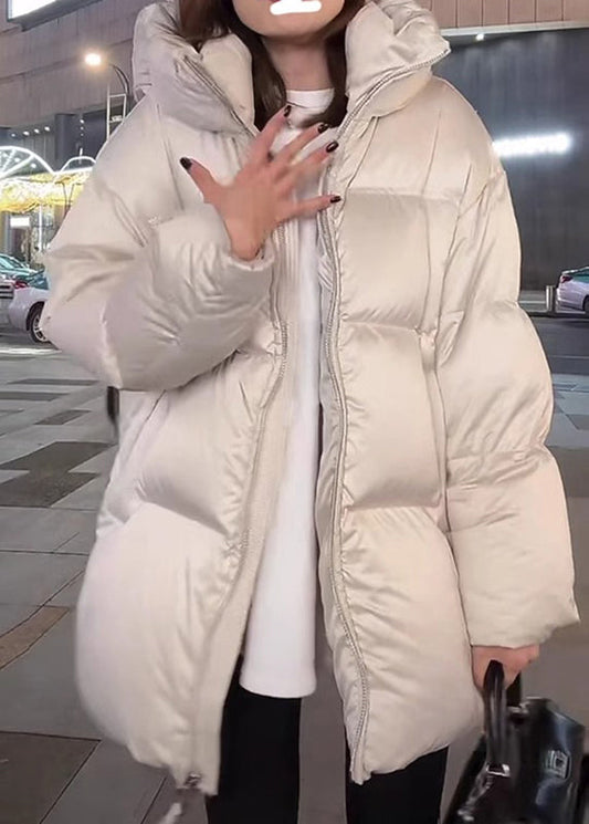 Abrigo de invierno con capucha gruesa y bolsillos de cuello alto blanco moderno
