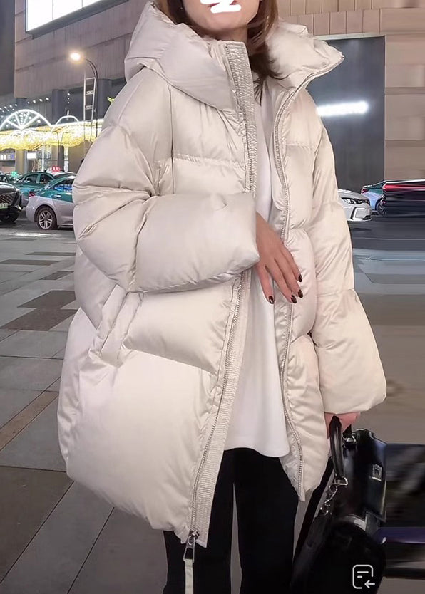 Abrigo de invierno con capucha gruesa y bolsillos de cuello alto blanco moderno