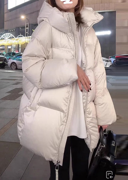 Abrigo de invierno con capucha gruesa y bolsillos de cuello alto blanco moderno