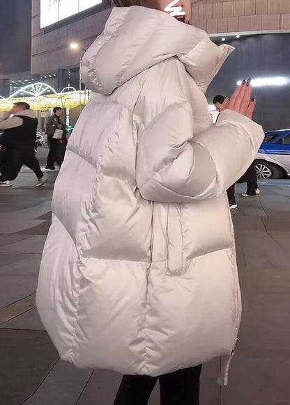 Abrigo de invierno con capucha gruesa y bolsillos de cuello alto blanco moderno