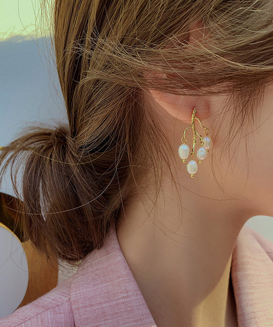 Pendientes de aro modernos de plata de ley blanca dorada con incrustaciones de perlas en forma de rama