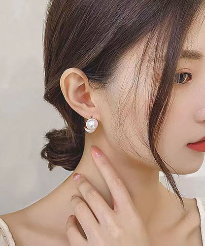 Pendientes modernos de plata de ley blanca con perla dorada y apertura en forma de V