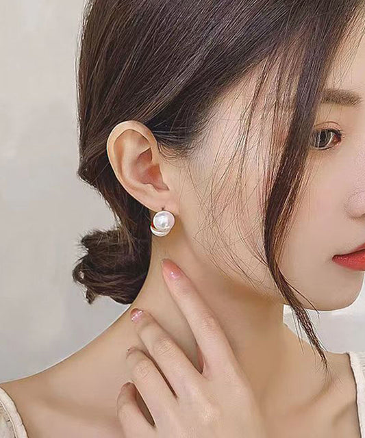 Pendientes modernos de plata de ley blanca con perla dorada y apertura en forma de V