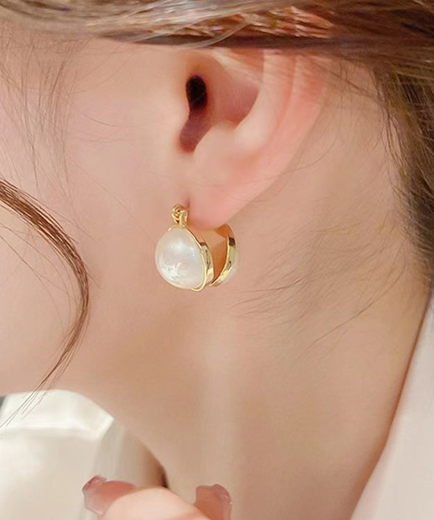 Pendientes modernos de plata de ley blanca con perla dorada y apertura en forma de V