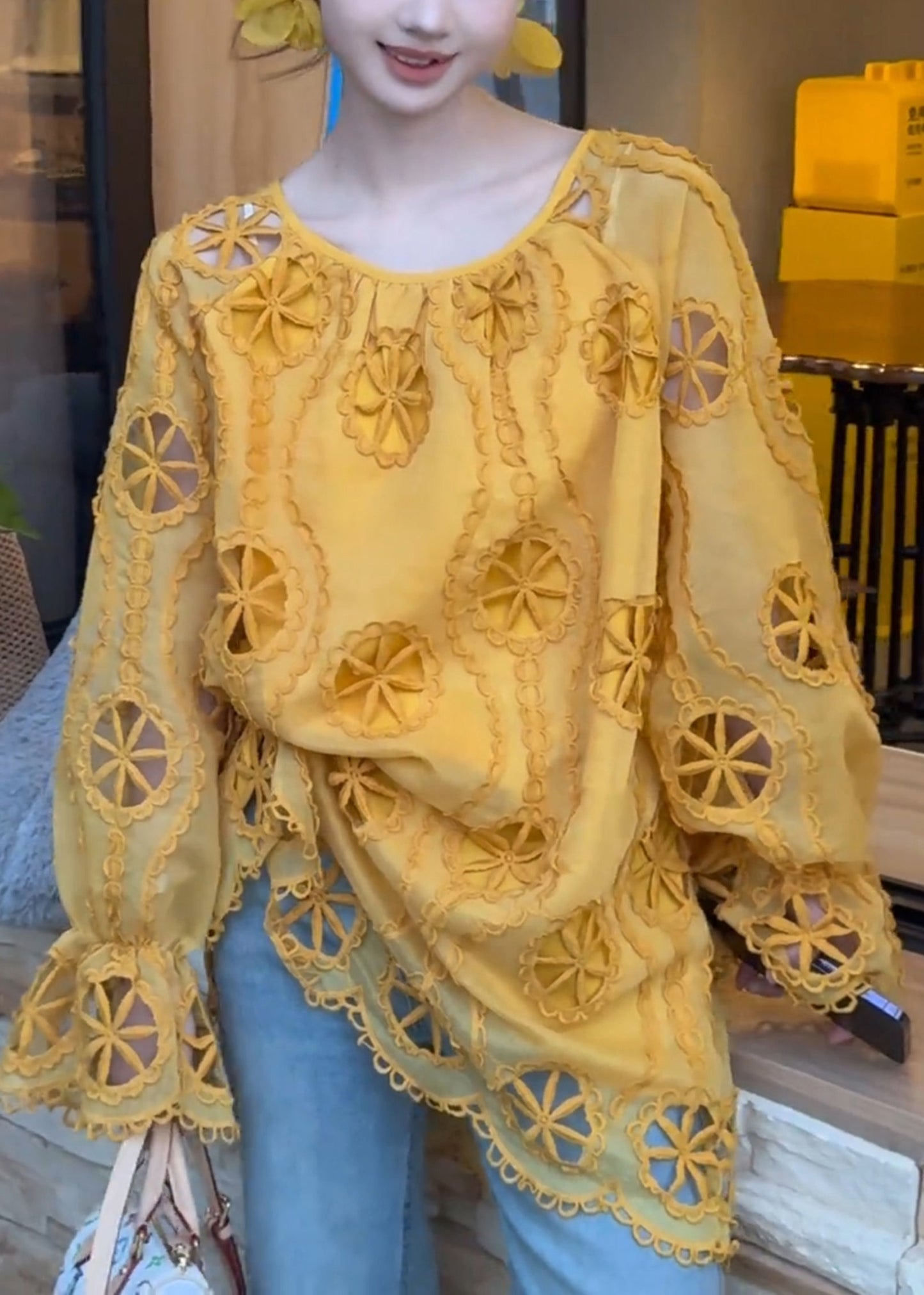 Moderne gelbe Bluse aus Baumwolle mit Lochmuster, Frühlings-Top