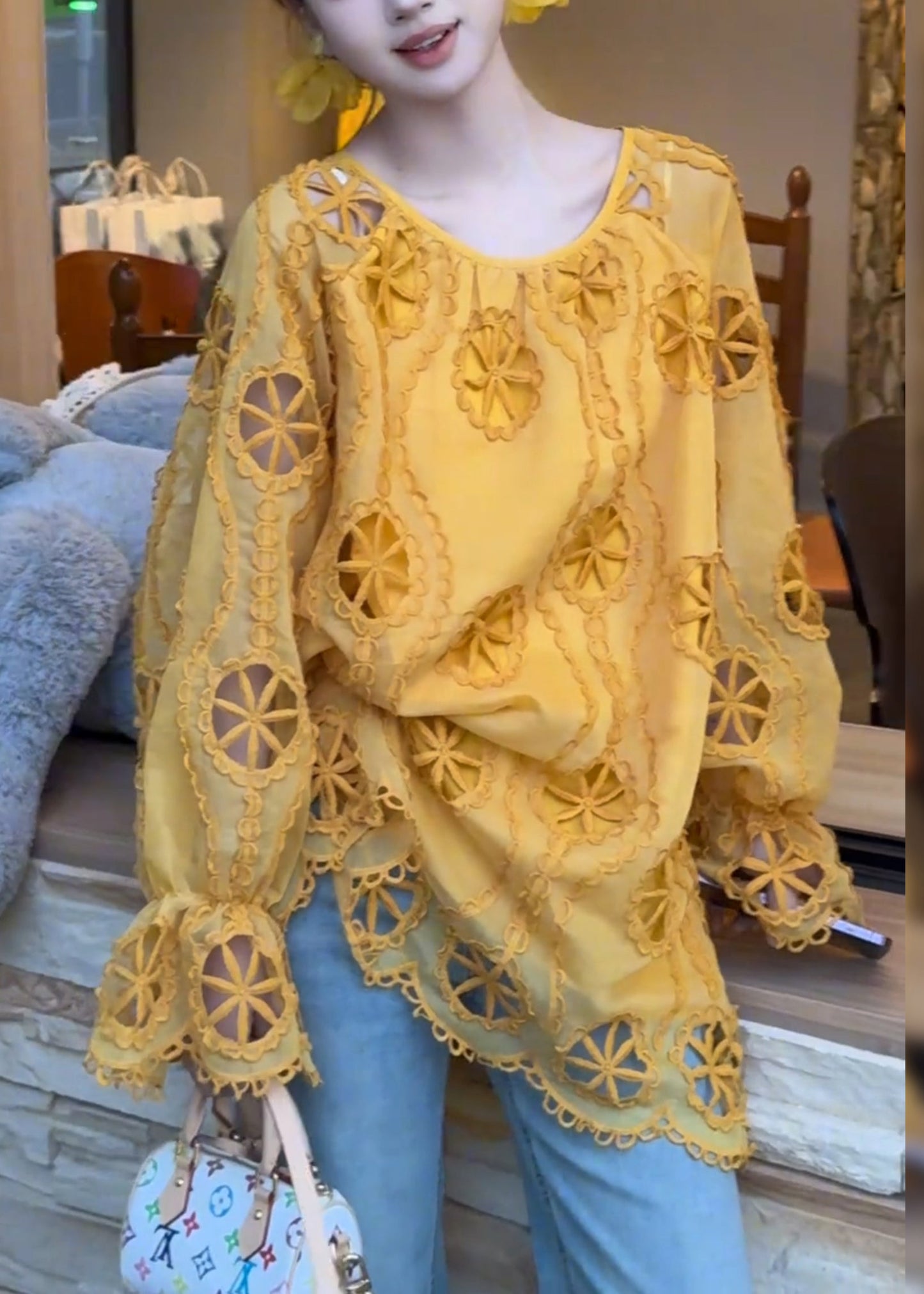 Moderne gelbe Bluse aus Baumwolle mit Lochmuster, Frühlings-Top