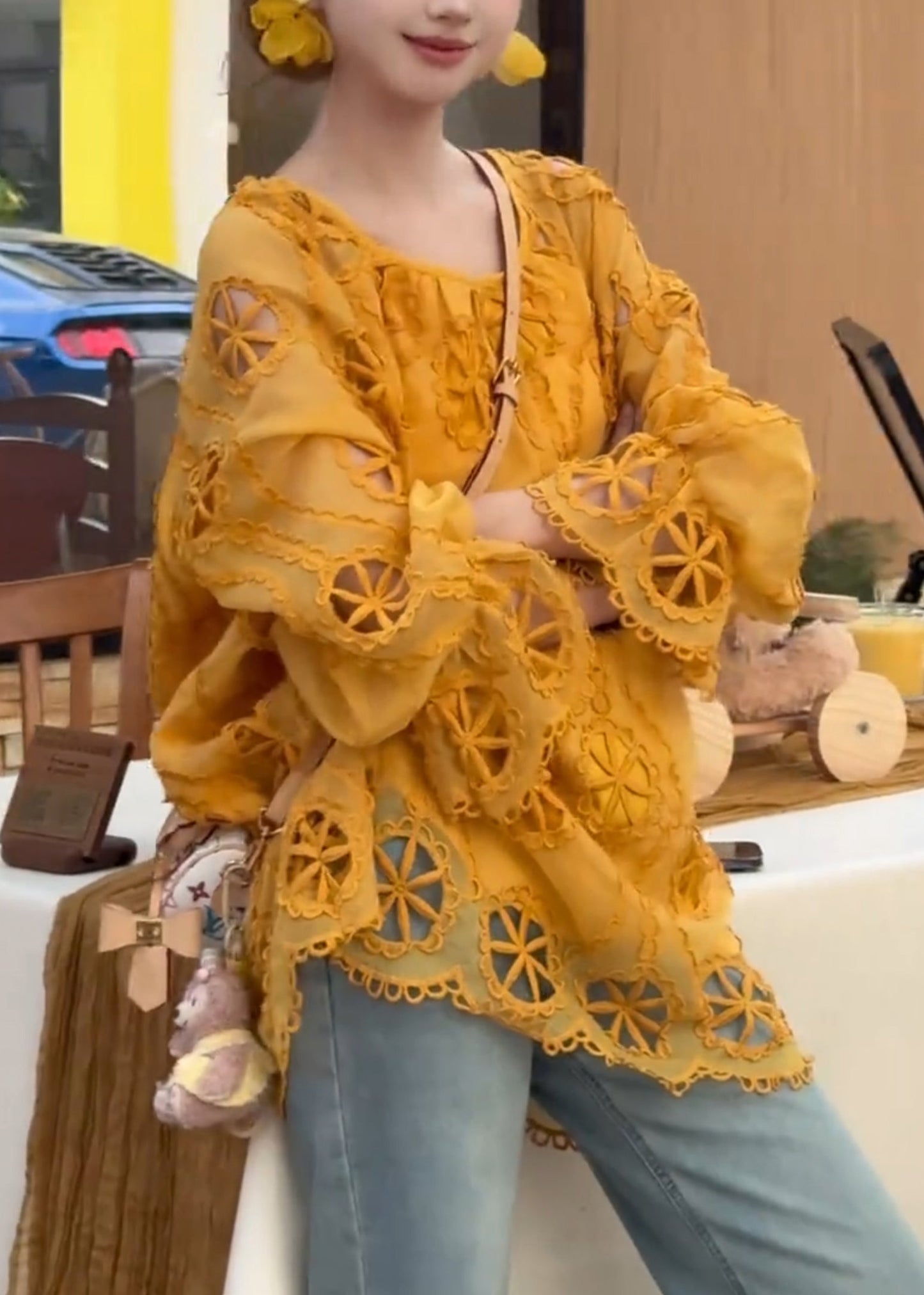 Moderne gelbe Bluse aus Baumwolle mit Lochmuster, Frühlings-Top