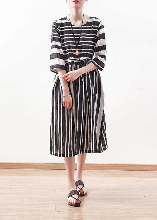 Moderne schwarz weiß gestreifte Leinenkleidung für Sommerkleid aus Baumwolle mit Bindegürtel