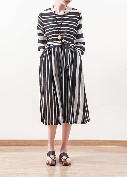 Moderne schwarz weiß gestreifte Leinenkleidung für Sommerkleid aus Baumwolle mit Bindegürtel