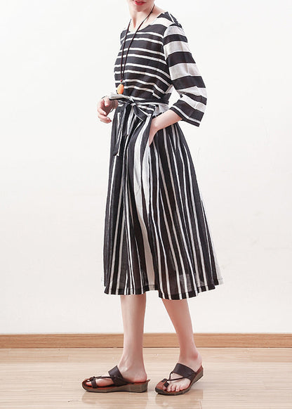 Moderne schwarz weiß gestreifte Leinenkleidung für Sommerkleid aus Baumwolle mit Bindegürtel