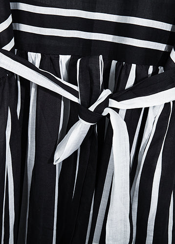 Moderne schwarz weiß gestreifte Leinenkleidung für Sommerkleid aus Baumwolle mit Bindegürtel