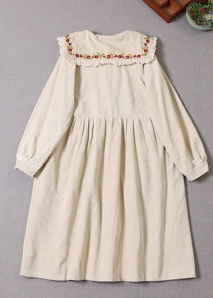 Naturbeiger Wintermantel aus Cord mit Blumenstickerei