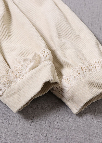 Naturbeiger Wintermantel aus Cord mit Blumenstickerei