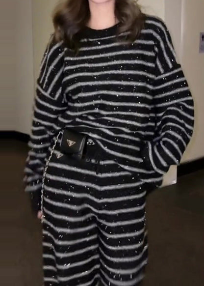 Zweiteiliges Strickset mit schwarzen Pailletten und Streifenmuster für den Winter