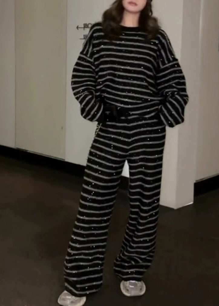 Zweiteiliges Strickset mit schwarzen Pailletten und Streifenmuster für den Winter