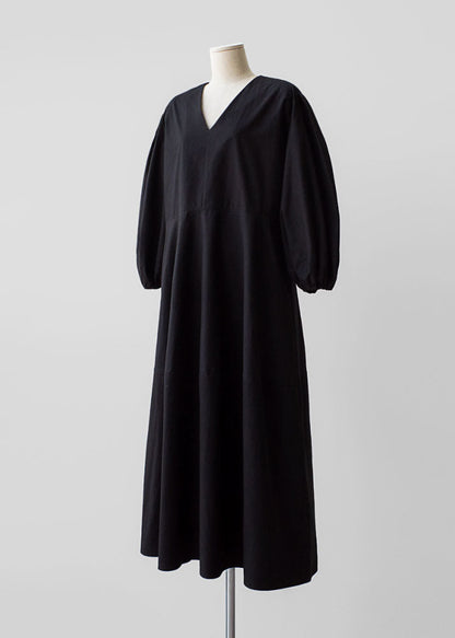 Naturschwarzes Partykleid aus Baumwolle mit V-Ausschnitt und Laternenärmeln