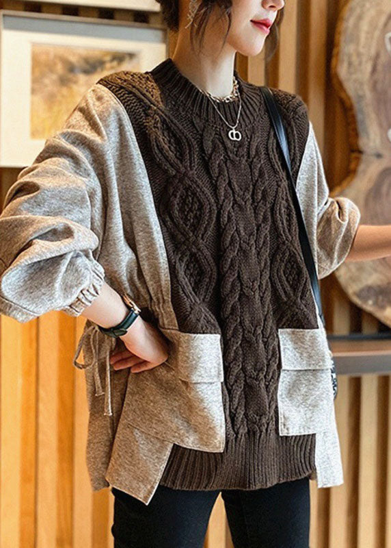 Naturbrauner Patchwork-Pullover mit dicken Stricktaschen für den Herbst