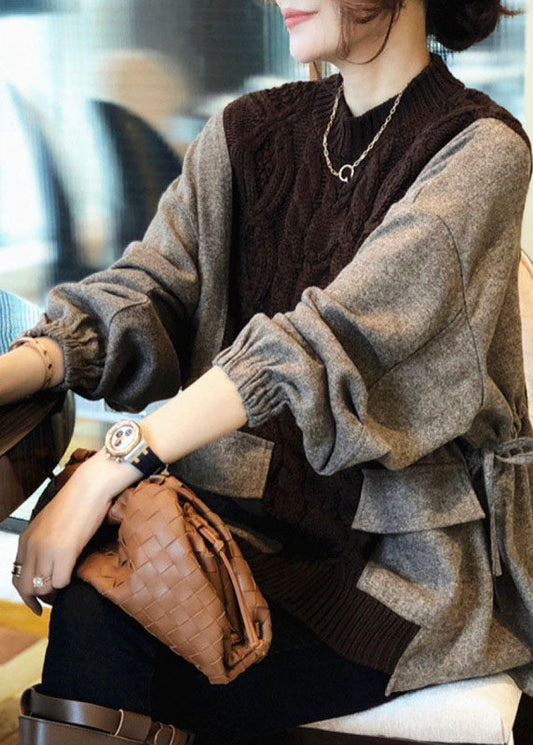 Naturbrauner Patchwork-Pullover mit dicken Stricktaschen für den Herbst