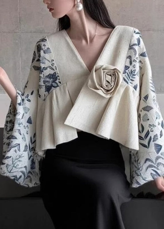 Blusa con cuello en V, estampado de patchwork y flores en bloques de color natural, mangas acampanadas