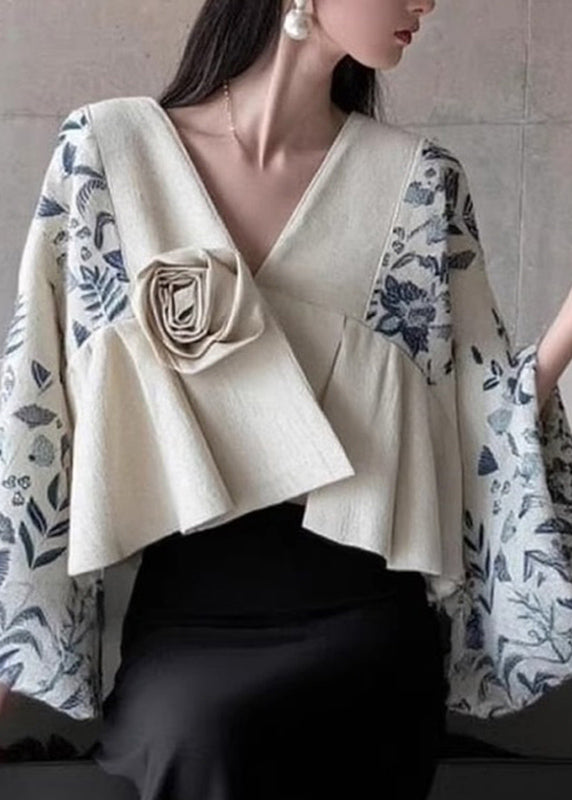 Blusa con cuello en V, estampado de patchwork y flores en bloques de color natural, mangas acampanadas