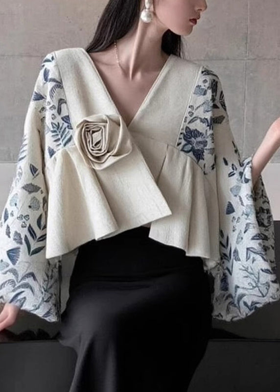 Blusa con cuello en V, estampado de patchwork y flores en bloques de color natural, mangas acampanadas