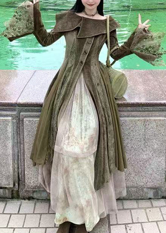 Langes Kleid mit Peter-Pan-Kragen, Spitzenapplikationen und ausgestellten Ärmeln in Naturgrün