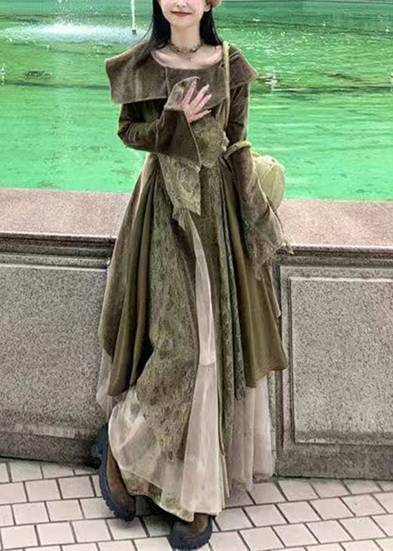 Langes Kleid mit Peter-Pan-Kragen, Spitzenapplikationen und ausgestellten Ärmeln in Naturgrün