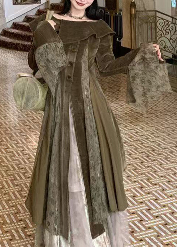 Langes Kleid mit Peter-Pan-Kragen, Spitzenapplikationen und ausgestellten Ärmeln in Naturgrün