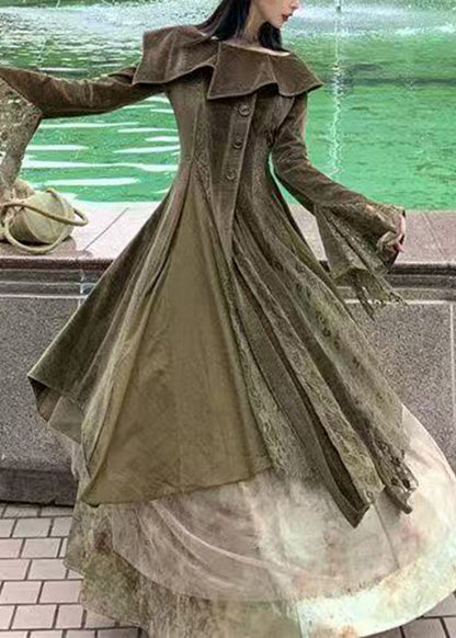 Langes Kleid mit Peter-Pan-Kragen, Spitzenapplikationen und ausgestellten Ärmeln in Naturgrün