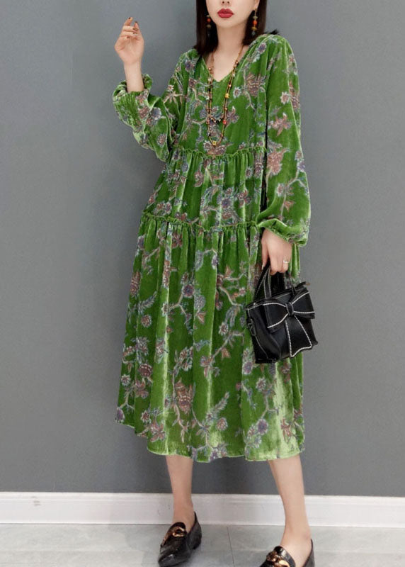 Naturgrünes Samtkleid mit V-Ausschnitt und Kapuze, Frühling