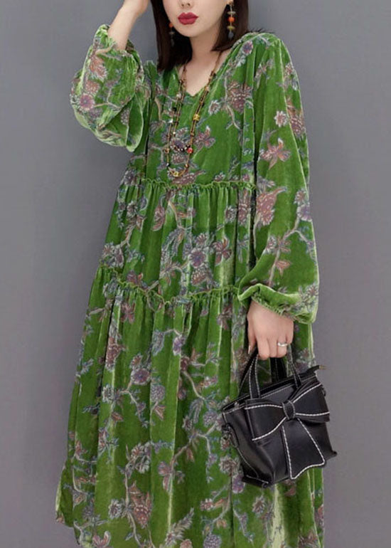 Naturgrünes Samtkleid mit V-Ausschnitt und Kapuze, Frühling