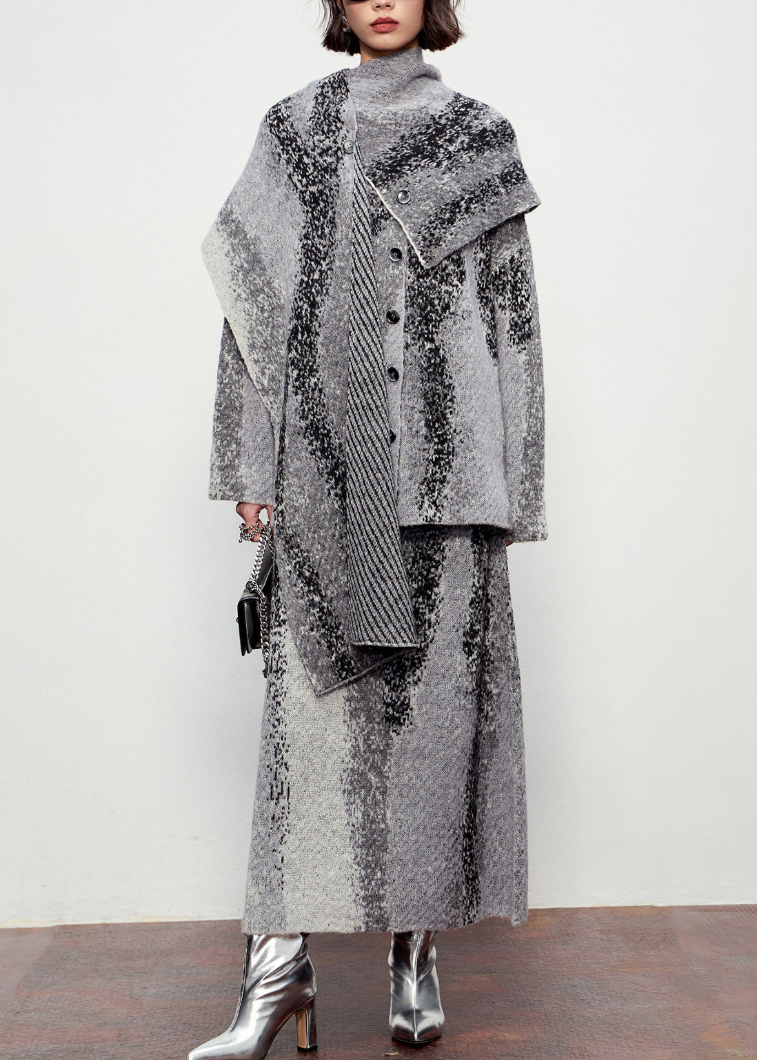 Dreiteiliges Set aus naturgrauem Baumwollstrick mit Knöpfen: Schal, Strickjacke und Maxirock – perfekt für den Winter