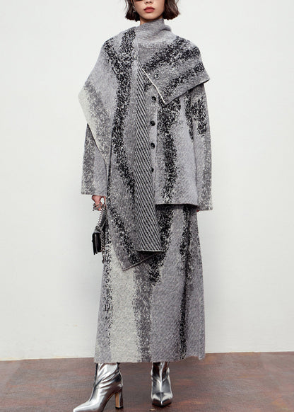 Dreiteiliges Set aus naturgrauem Baumwollstrick mit Knöpfen: Schal, Strickjacke und Maxirock – perfekt für den Winter