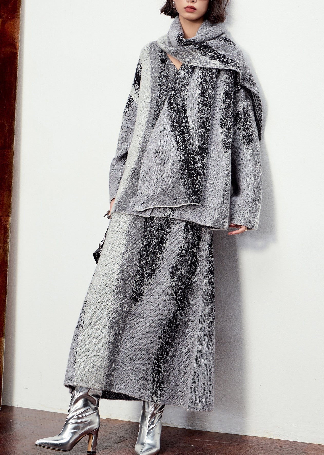 Dreiteiliges Set aus naturgrauem Baumwollstrick mit Knöpfen: Schal, Strickjacke und Maxirock – perfekt für den Winter