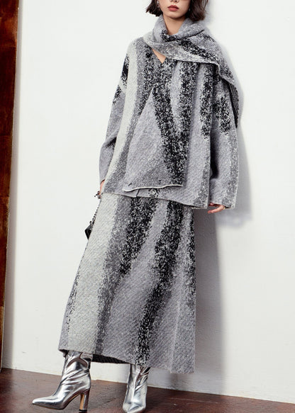 Dreiteiliges Set aus naturgrauem Baumwollstrick mit Knöpfen: Schal, Strickjacke und Maxirock – perfekt für den Winter