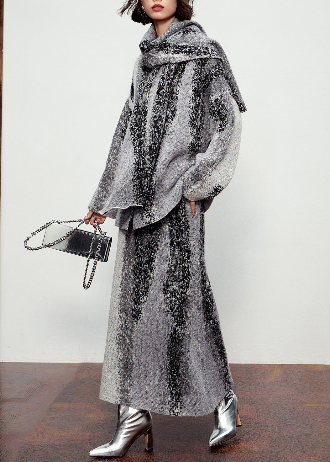 Dreiteiliges Set aus naturgrauem Baumwollstrick mit Knöpfen: Schal, Strickjacke und Maxirock – perfekt für den Winter