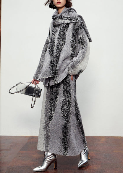 Dreiteiliges Set aus naturgrauem Baumwollstrick mit Knöpfen: Schal, Strickjacke und Maxirock – perfekt für den Winter