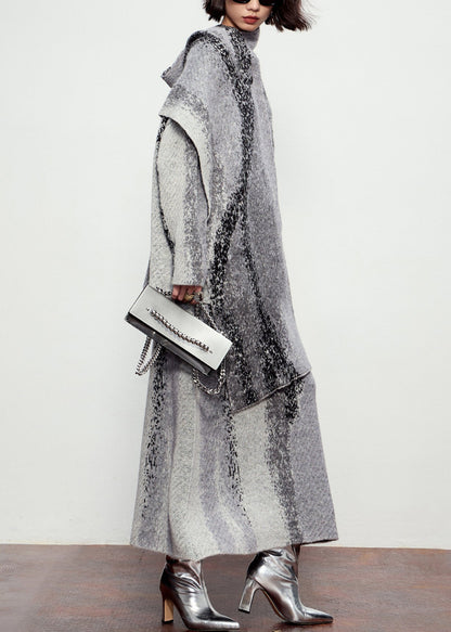 Dreiteiliges Set aus naturgrauem Baumwollstrick mit Knöpfen: Schal, Strickjacke und Maxirock – perfekt für den Winter