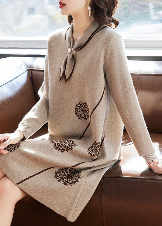 Langes, khakifarbenes Baumwollstrickkleid mit Peter-Pan-Kragen für den Frühling