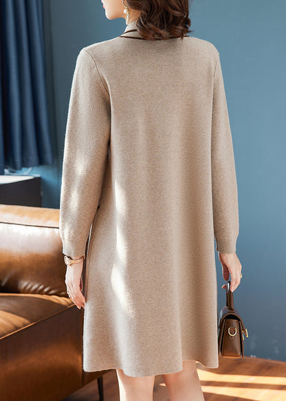 Vestido largo de punto de algodón con cuello Peter Pan en color caqui natural para primavera