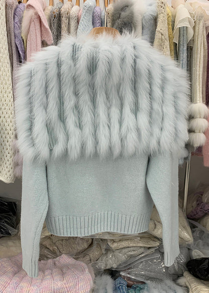 Naturfarbene hellblaue Strickjacke mit Fuchskragen, Reißverschluss und Patchwork-Design aus Baumwollstrick für den Winter