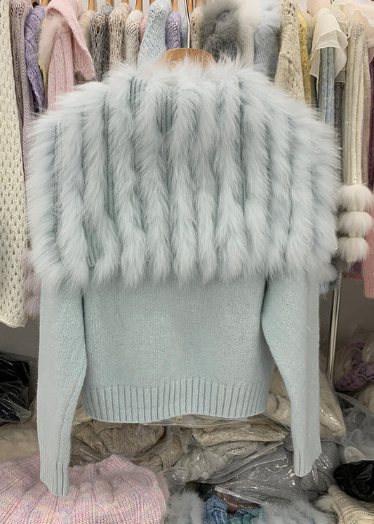 Naturfarbene hellblaue Strickjacke mit Fuchskragen, Reißverschluss und Patchwork-Design aus Baumwollstrick für den Winter