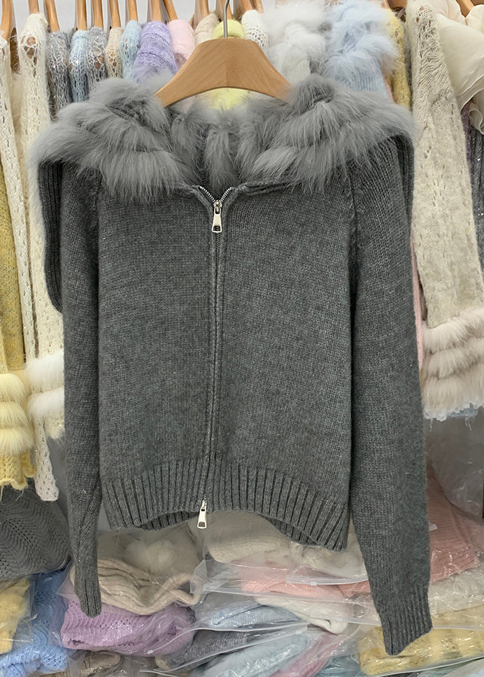 Naturfarbene hellblaue Strickjacke mit Fuchskragen, Reißverschluss und Patchwork-Design aus Baumwollstrick für den Winter