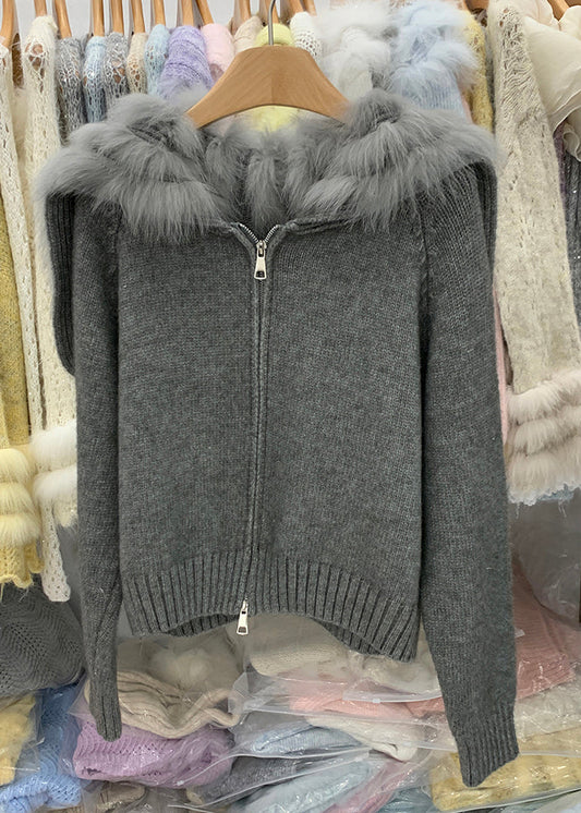 Naturfarbene hellblaue Strickjacke mit Fuchskragen, Reißverschluss und Patchwork-Design aus Baumwollstrick für den Winter