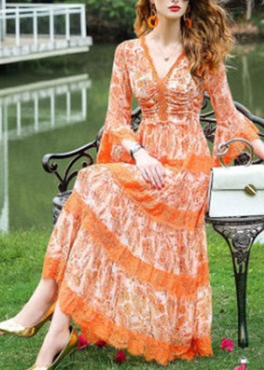 Natürliches orangefarbenes langes Kleid mit V-Ausschnitt und Print für den Frühling