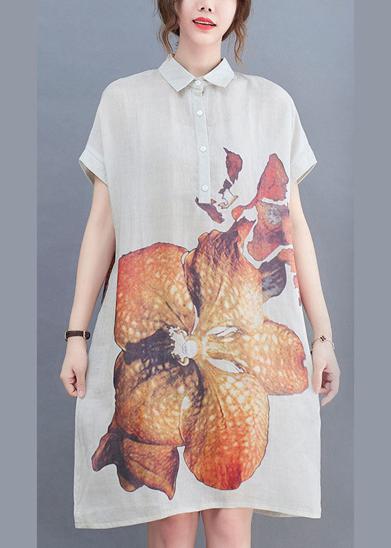 Naturweißes Sommerkleid mit PeterPan-Kragen und Knopfdruck