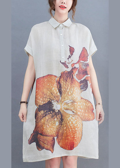Naturweißes Sommerkleid mit PeterPan-Kragen und Knopfdruck