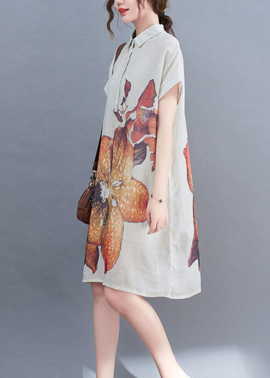 Naturweißes Sommerkleid mit PeterPan-Kragen und Knopfdruck